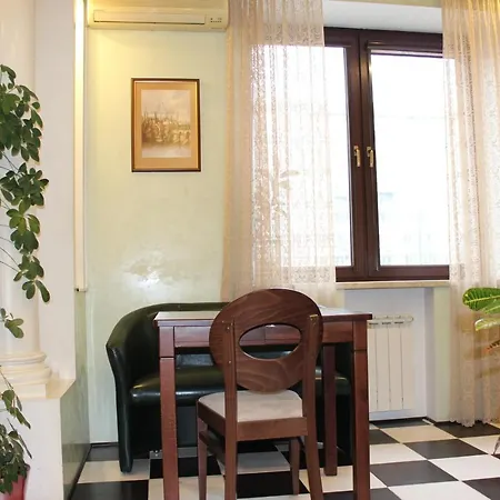 центр печерск метро зверинецкая, печерская Apartment